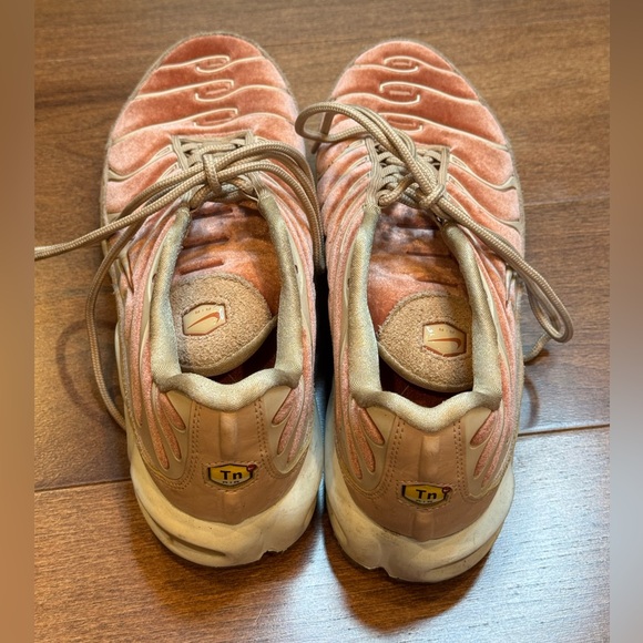 NIKE Air Max Plus LX-Velvet-Dusty Peach & Tan - Picture 3 of 12